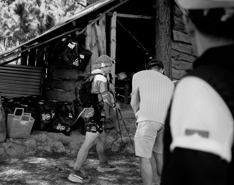Traileur en montagne équipé d'un sac de trail pour l'ultra-distance